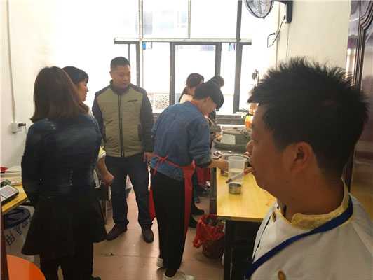 魅力小吃培訓(xùn)學(xué)員腸粉培訓(xùn)現(xiàn)場動手實(shí)操案例