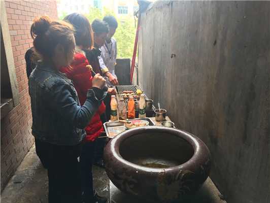 魅力小吃培訓(xùn)學(xué)員特色燒烤培訓(xùn)實(shí)操現(xiàn)場(chǎng)案例