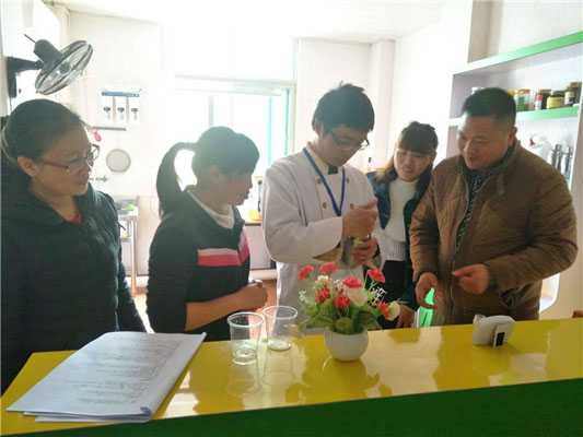 魅力小吃培訓(xùn)學(xué)員奶茶培訓(xùn)間小吃培訓(xùn)師傅教學(xué)實操現(xiàn)場案例