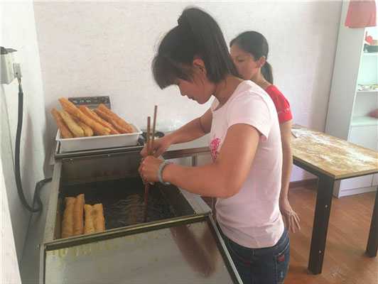 魅力小吃培訓學員油炸油條實踐現(xiàn)場案例