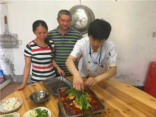 魅力小吃培訓學員小吃培訓師傅現場教制作諸葛烤魚案例