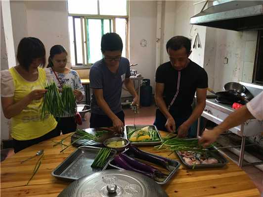 魅力小吃培訓(xùn)學(xué)員燒烤前備料及燒烤原料實踐現(xiàn)場案例