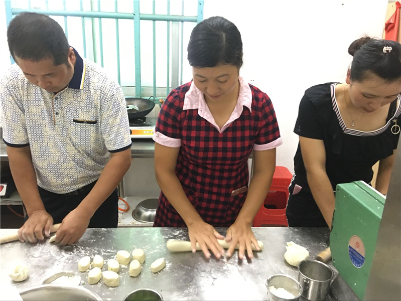 多名魅力小吃培訓(xùn)學(xué)員共同實(shí)踐做包子現(xiàn)場案例