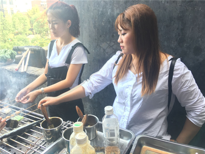 魅力小吃培訓(xùn)學(xué)員女學(xué)員正在烤燒烤實踐案例
